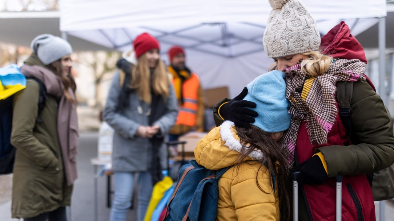 0620 ukrainian refugee mother and daughter stock image