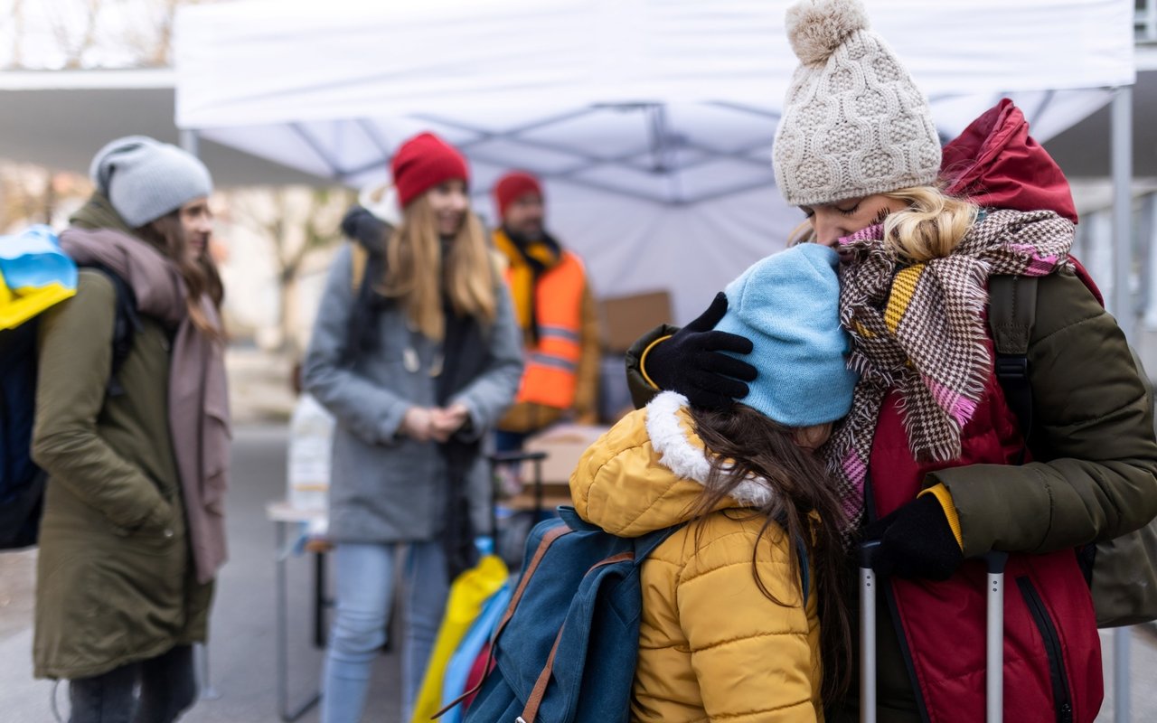 0620 ukrainian refugee mother and daughter stock image