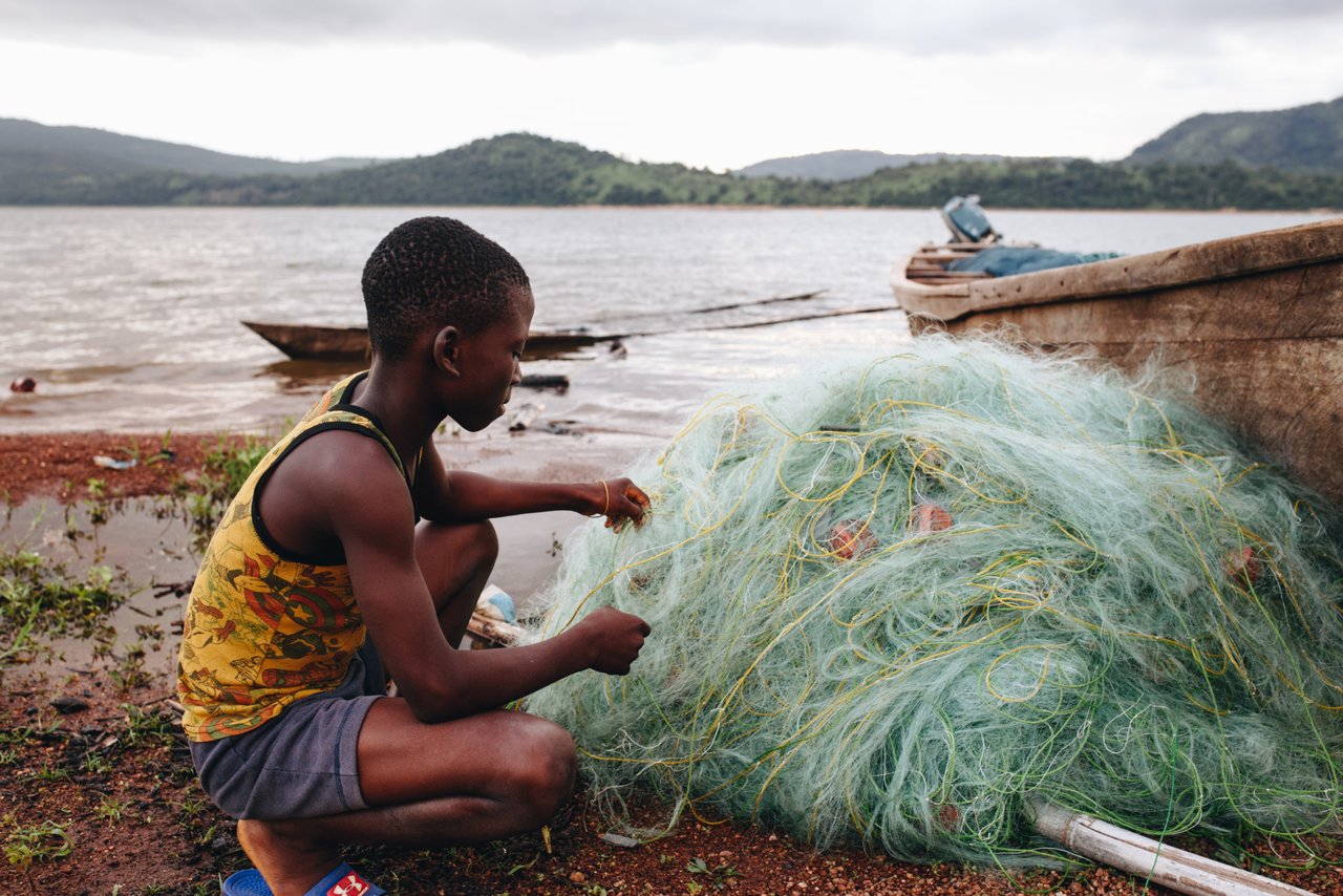 123 54 201907 ACC Ghanaian Children on Lake Stock Photos Approved for Full Use
