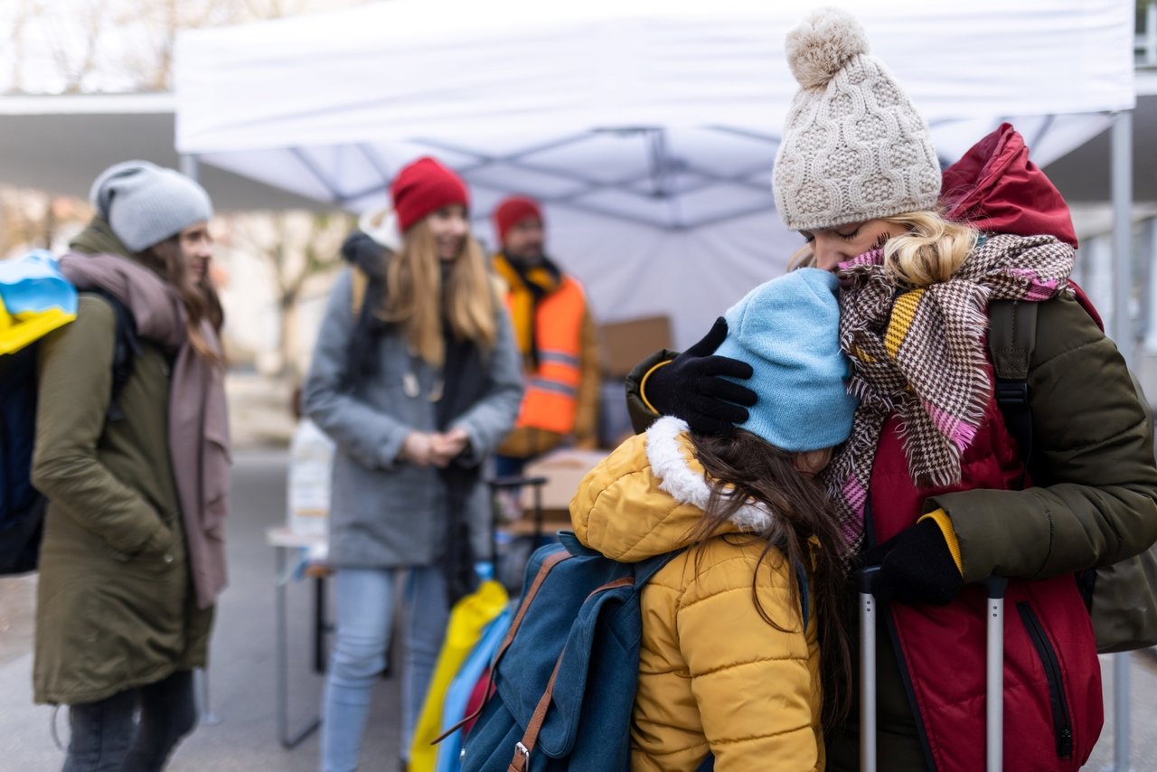 0620 ukrainian refugee mother and daughter stock image