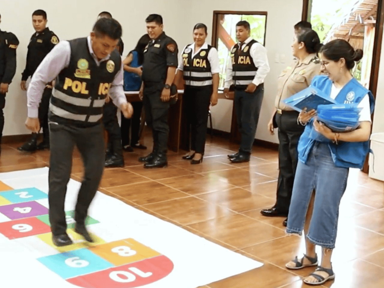 Peruvian Police goes into Childhood Mode 2 cr